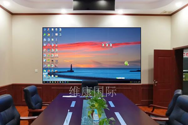 大型會議室使用無縫拼接屏好還是投影機好？