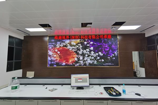 一套常見的室內LED顯示屏系統包括哪些設備？