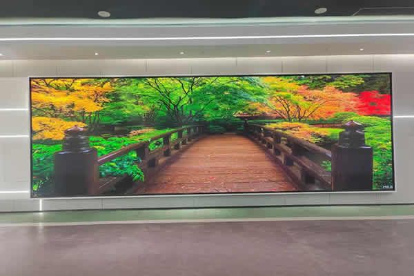 電視臺直播間的主播背景墻大屏是什么，用那種好？