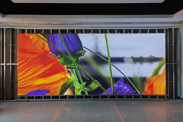 8米寬的會(huì)議室，用多大尺寸的LED顯示屏合適？