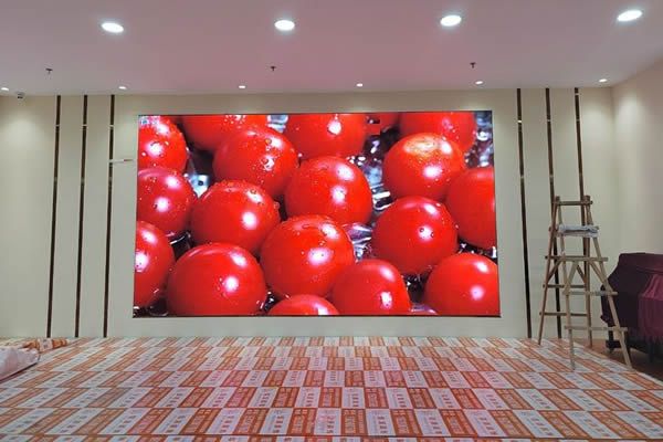 Micro LED微間距突破P0.4：商用顯示進(jìn)入“像素隱形”時代