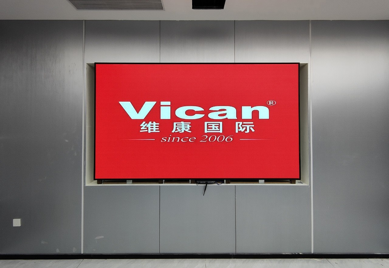 維康國際-Micro LED微顯示技術概念圖：芯片微觀結構與宏觀顯示效果